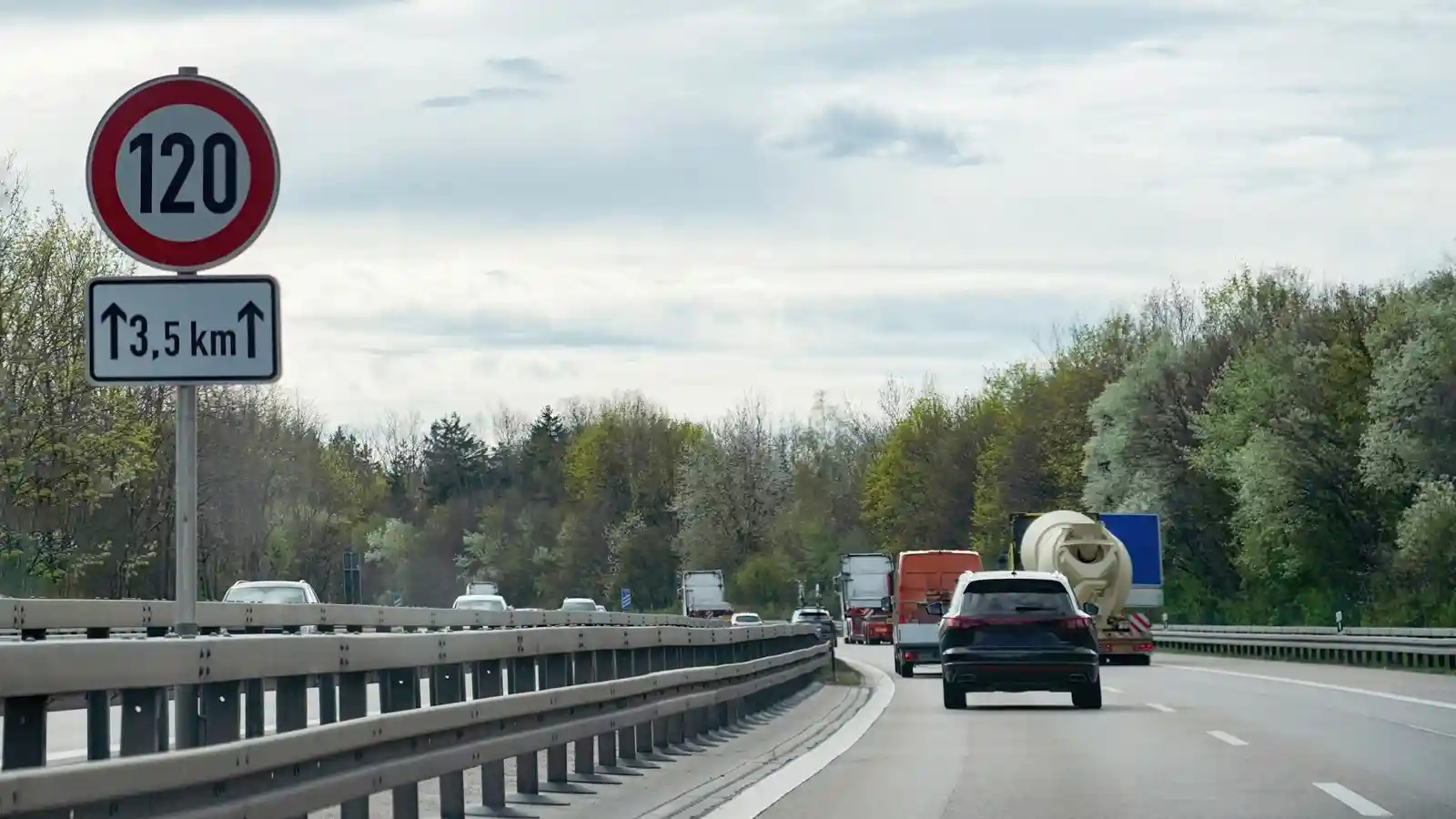 Blitzer direkt hinter dem Schild: Welcher Mindestabstand gilt 2026?