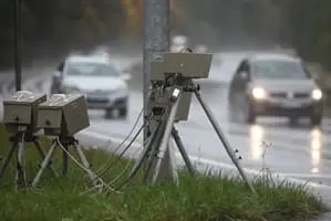 Mobiler Laserblitzer vom Typ ESO steht bei Regenwetter an der Autobahn