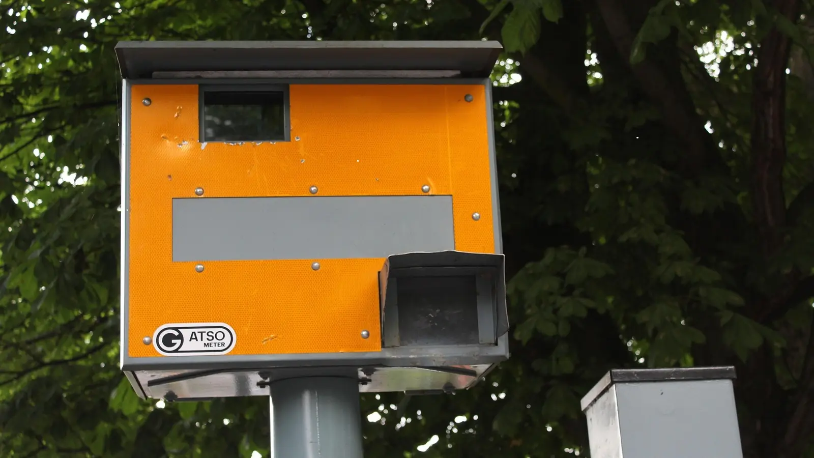 Ein Messgerät vom Typ Gatso GTC GS 11 im Einsatz