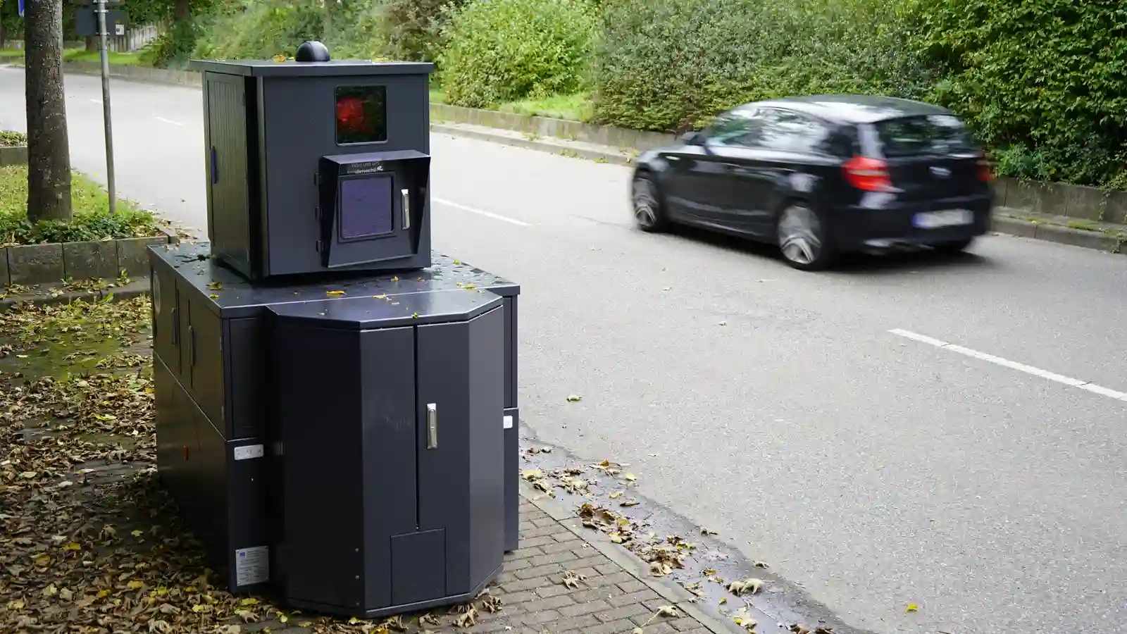Ein Blitzeranhänger kontrolliert das Tempolimit innerorts