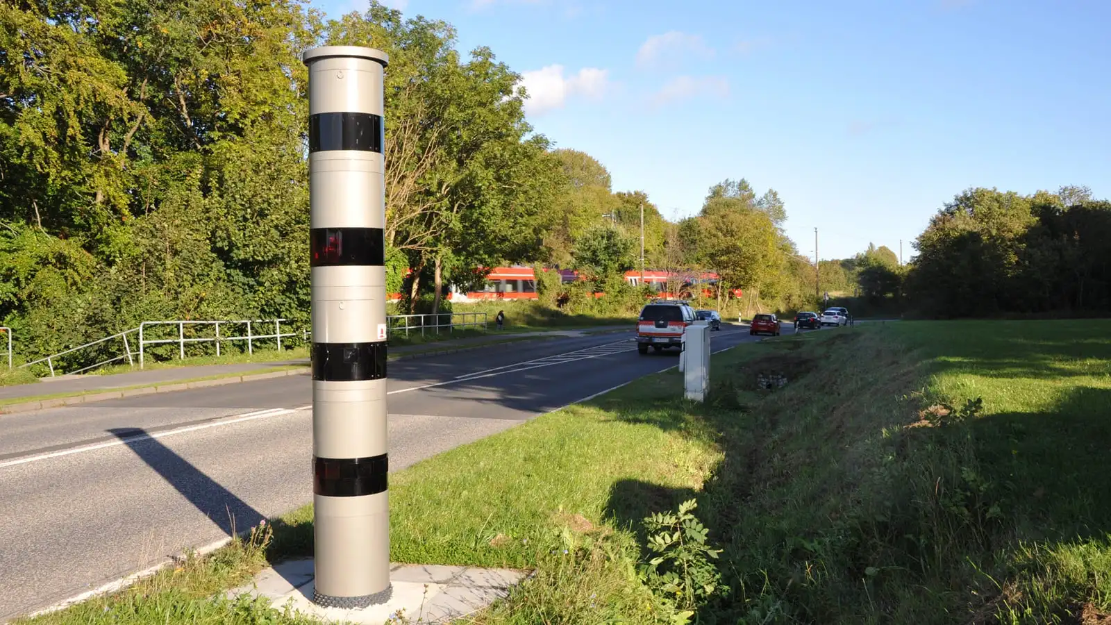 Eine Blitzersäule vom Typ Poliscan Speed überwacht das Tempolimit auf einer Bundesstraße.