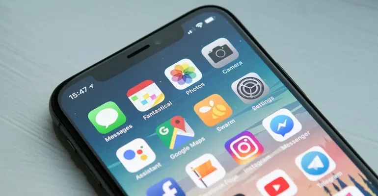 Smartphone zeigt Google Maps mit Geschwindigkeitsanzeige und Tempolimit