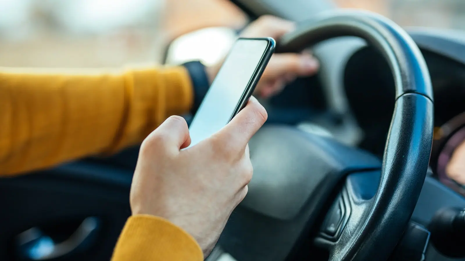 Platzhalter Bild für Handy am Steuer