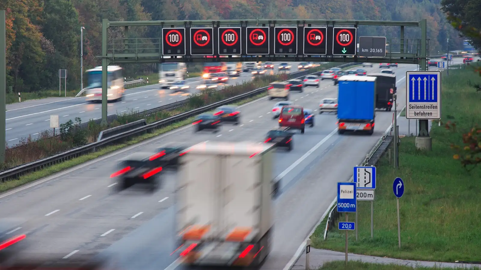 Koaxialkabel-Sensoren in der Fahrbahn vor einem Blitzer