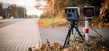 Mobiler Laserblitzer am Fahrbahnrand - Modell Poliscan Speed