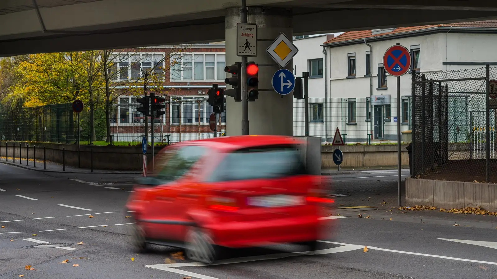 Ein Auto überfahrt eine Rote Ampel an einer Kreuzung in Deutschland.