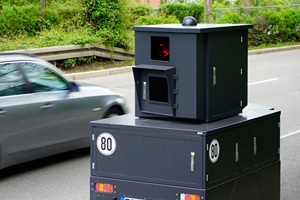 Autos fahren zu schnell auf der Straße