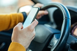Handy am Steuer wird benutzt