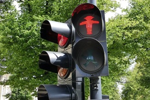 Eine Blitzersäule an einer Ampel