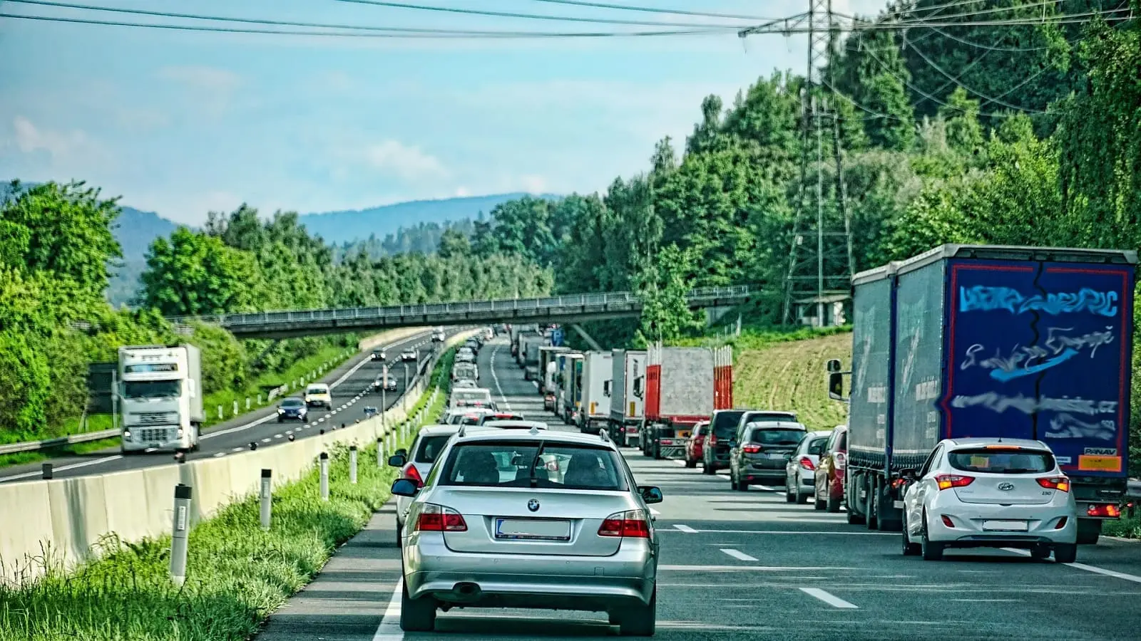 OLG Bayern: Auf welchen Straßen ist eine Rettungsgasse zu bilden?