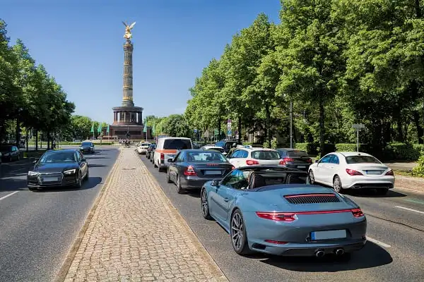 Straßenverkehr in Berlin vor der Siegessäule